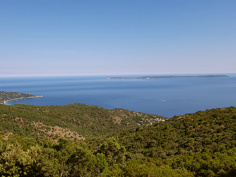 Et au loin, les Îles d'Or ...